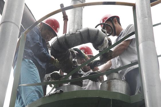 造氢车间徐志强、任宝利、樊福龙装安全阀